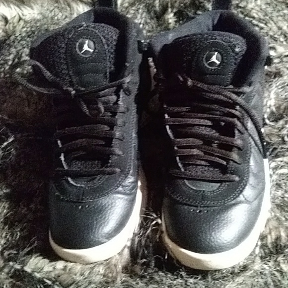 Jordans black &  white in goos used condition - Picture 2 of 6